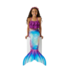 Modelo infantil usando traje de sirena moradopara piscina y playa