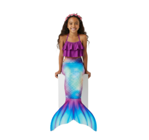 Modelo infantil usando traje de sirena moradopara piscina y playa