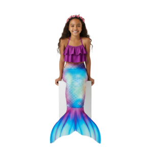 Modelo infantil usando traje de sirena moradopara piscina y playa