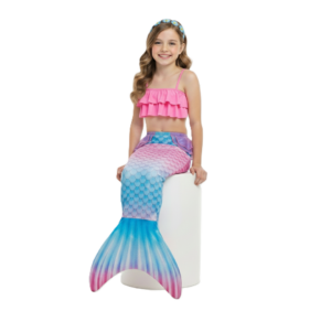 Modelo infantil usando traje de sirena rosa/celeste para piscina y playa