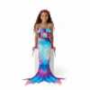 Modelo infantil usando traje de sirena multicolor para piscina y playa