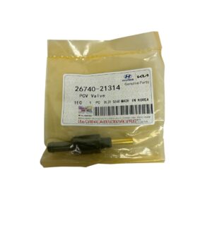 Válvula PCV (válvula de ventilación del cárter) compatible con Hyundai Elantra, Getz y Tucson, diseñada para controlar el flujo de vapores de aceite desde el cárter hacia el sistema de admisión. Ayuda a mantener la presión interna adecuada del motor, mejorar las emisiones y reducir la posibilidad de consumo excesivo de aceite y formación de depósitos. Fabricada con cuerpo metálico/plástico resistente y componentes internos de larga duración, esta válvula está pensada como reemplazo directo de la pieza original, respetando rosca, forma y conexión de manguera. 🔧 Compatibilidad Aplicable principalmente en motores gasolina Hyundai que utilizan PCV 26740-21314 o sus cruces: Hyundai Elantra (según motor y año) Hyundai Getz Hyundai Tucson 2.0 En varios catálogos de repuestos, esta válvula también se cruza con aplicaciones en algunos modelos Kia (Rio, Picanto, Spectra, Sportage) que comparten familia de motor, siempre que utilicen el mismo tipo de válvula PCV. 📌 La compatibilidad puede variar según año, versión, cilindrada y código de motor. Se recomienda confirmar por número de pieza original antes de la compra. 🧩 OEM / referencia Código: 26740-21314 Posibles equivalentes según fabricante: 26740-21330, 26740-26700, 26740-32800 (verificados en catálogos de repuestos) Tipo: Válvula PCV / válvula de ventilación del cárter Ubicación: Tapa de válvulas o zona superior del motor, conectada al sistema de admisión por manguera 📦 Detalles del producto Aplicación: Motores gasolina Hyundai Elantra / Getz / Tucson (y algunos Kia según cruce) Función: Regular y recircular los vapores del cárter hacia la admisión Material: Cuerpo resistente a temperatura y vapores de aceite Condición: Nuevo Presentación: Unidad (1 válvula PCV) ⭐ Características Ayuda a mantener la presión interna correcta del motor Contribuye a reducir emisiones y vapores contaminantes Disminuye depósitos de aceite en la admisión Resistente a temperatura, vapores de aceite y uso prolongado Reemplazo directo sin modificaciones cuando coincide el código 26740-21314 ⚠️ Recomendación Antes de comprar, verifique: Código OEM de la válvula instalada (26740-21314 o cruce equivalente) Modelo, año y motor de su Hyundai (Elantra / Getz / Tucson) En aplicaciones Kia, confirmar siempre por número de parte original y motor Si tiene dudas, puede consultarnos indicando modelo, año, cilindrada y una foto de la pieza original para ayudarle a confirmar compatibilidad. 📦 Envíos Envíos a todo el país por empresas de encomienda disponibles Empaque seguro para proteger la válvula durante el transporte 🛡️ Producto nuevo y garantizado, ideal para mantenimiento del sistema de ventilación del motor y cuidado del desempeño en Hyundai Elantra, Getz y Tucson.